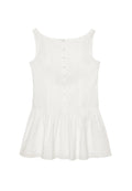 Weißes ärmelloses Kleid mit rundem Halsausschnitt, Knopfdetails auf der Rückseite und einem ausgestellt, gerafften Rock. Hergestellt aus strukturiertem Stoff mit Lochstickerei.