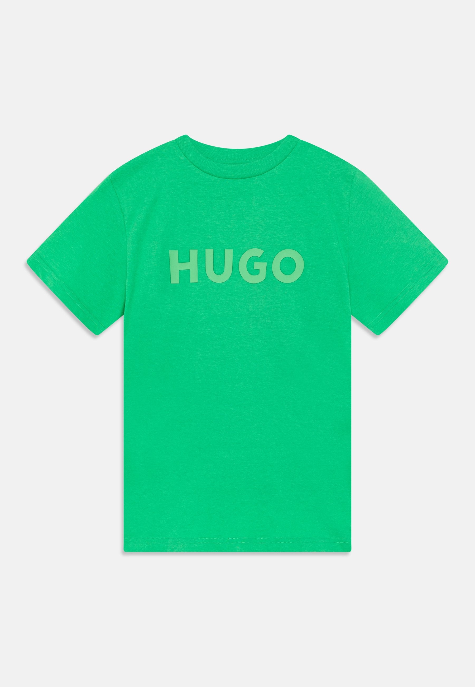 Grünes Baumwoll-T-Shirt mit kurzen Ärmeln, auf dem Rücken mit dem Wort "HUGO" in einem leicht dunkleren Grünton bedruckt. Glatte Textur, Rundhalsausschnitt.