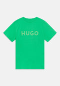 Grünes Baumwoll-T-Shirt mit kurzen Ärmeln, auf dem Rücken mit dem Wort "HUGO" in einem leicht dunkleren Grünton bedruckt. Glatte Textur, Rundhalsausschnitt.