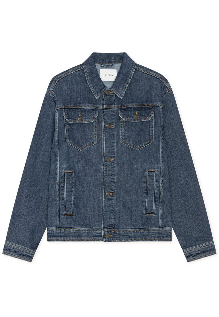 Dunkelblaue Jeansjacke mit Knopfverschluss, zwei Brustklappentaschen mit Knöpfen und zwei seitlichen Einschubtaschen, langen Ärmeln und einem spitzen Kragen.