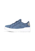 Blaue Wildleder Sneakers mit niedrigem Schnitt, tonalen Nähten, Schnürdesign, gepolstertem weißen Sohlen und einem silbernen Fersenakzent mit Logo.