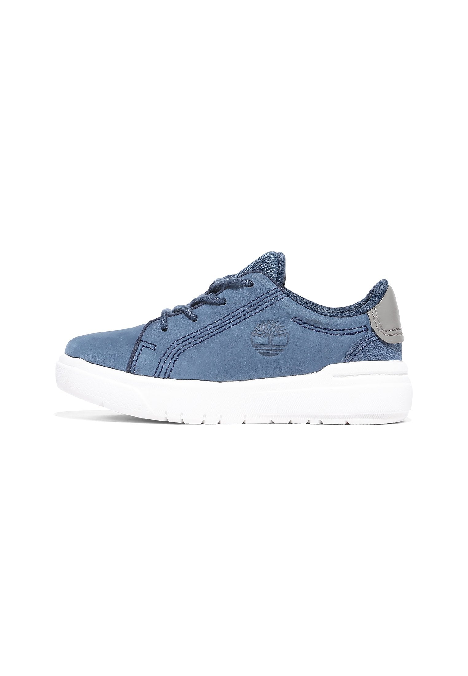 Blaue Wildleder Sneakers mit niedrigem Schnitt, tonalen Nähten, Schnürdesign, gepolstertem weißen Sohlen und einem silbernen Fersenakzent mit Logo.