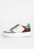 Weißer Low-Top-Sneaker mit blauen Schnürsenkeln, braunen und türkisfarbenen Akzenten, goldfarbenem Aigner-Logo und dicker, weißer Sohle vor einem schlichten Hintergrund.