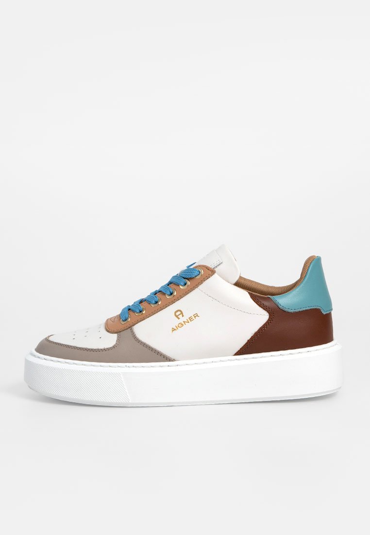 Weißer Low-Top-Sneaker mit blauen Schnürsenkeln, braunen und türkisfarbenen Akzenten, goldfarbenem Aigner-Logo und dicker, weißer Sohle vor einem schlichten Hintergrund.