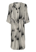 Kurzärmliges Kleid mit einem Schwarz-Weiß-Streifenmuster und einem Zugband in der Taille, aus leichtem Stoff gefertigt. V-Ausschnitt Design.
