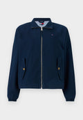 Dunkelblaue Jacke aus Baumwolle mit einem Reißverschluss vorne, Stehkragen und zwei seitlichen Taschen mit Knopfverschlüssen. Enthält ein gestreiftes Innenfutter.