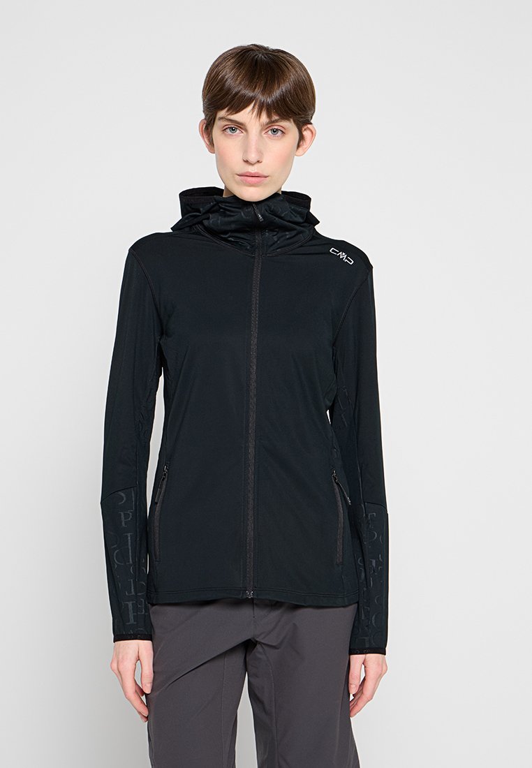 Schwarze Zip-up-Jacke mit Kapuze aus leichtem Stoff, mit figurbetonter Passform, Logo auf der Brust und tonalen Akzenten an den Ärmeln.