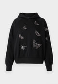 Schwarzer Kapuzenpullover mit lockerer Passform, der auf der Vorderseite und den Ärmeln verschiedene perlige Schmetterlingsdesigns in Silber- und Schwarztönen zeigt.