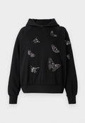 Schwarzer Kapuzenpullover mit lockerer Passform, der auf der Vorderseite und den Ärmeln verschiedene perlige Schmetterlingsdesigns in Silber- und Schwarztönen zeigt.