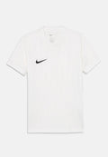 Schlichtes weißes Nike-T-Shirt mit kurzen Ärmeln und schwarzem Nike-Swoosh-Logo auf der linken Brust, flach auf weißem Hintergrund liegend.