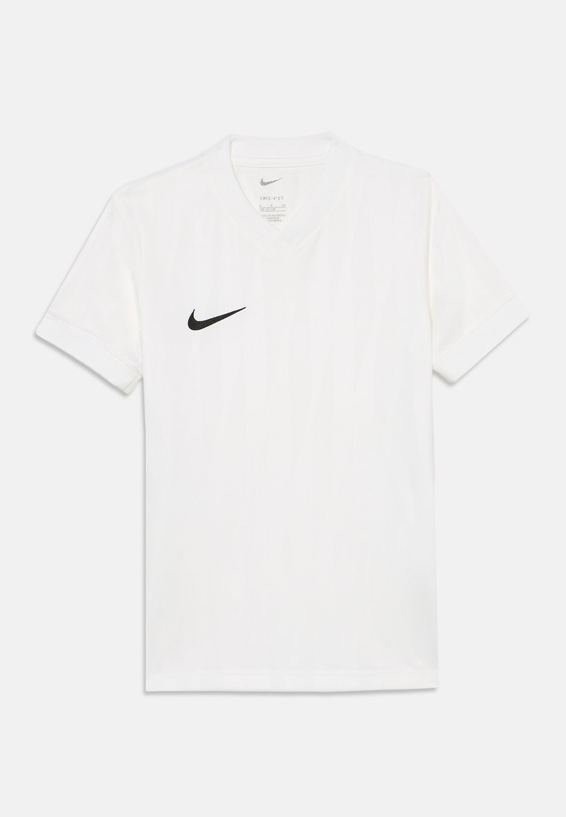 Schlichtes weißes Nike-T-Shirt mit kurzen Ärmeln und schwarzem Nike-Swoosh-Logo auf der linken Brust, flach auf weißem Hintergrund liegend.