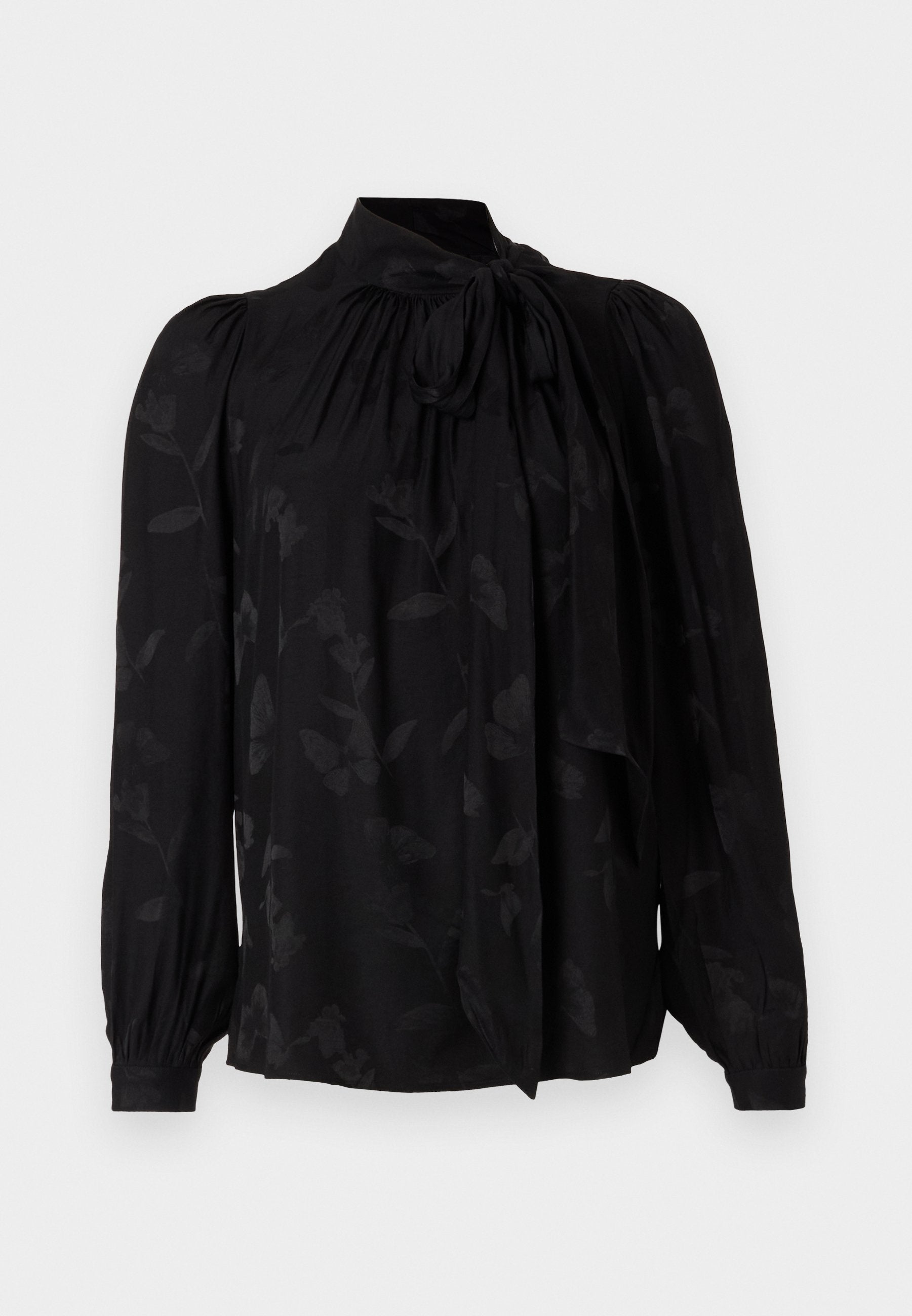 Schwarze Bluse mit hohem Kragen und Bindedetail. Beinhaltet ein dezentes Blumenmuster und gepuffte lange Ärmel mit gerafften Manschetten. Glatte Textur.