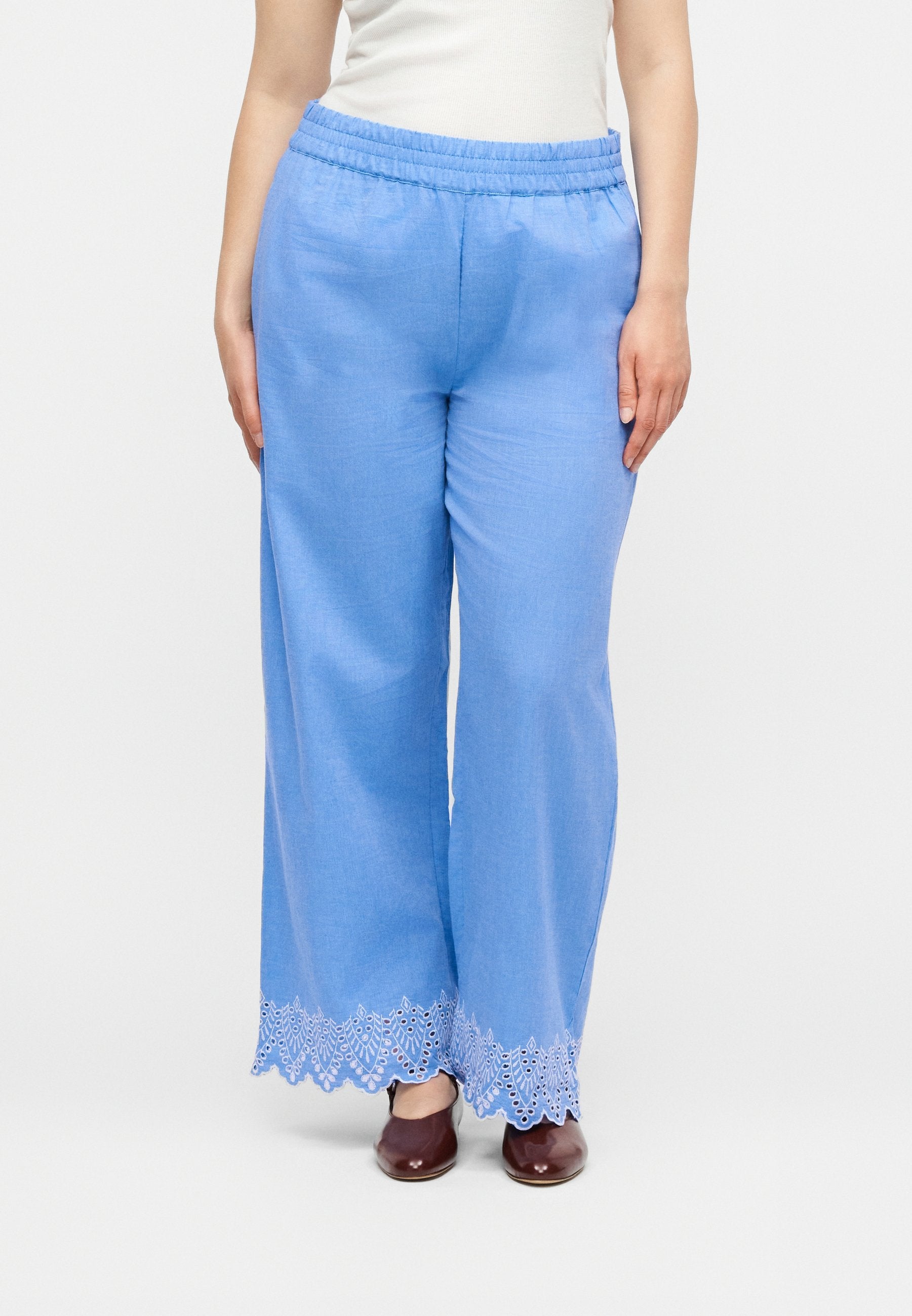 CARPAULA PULL UP PANT Media 3