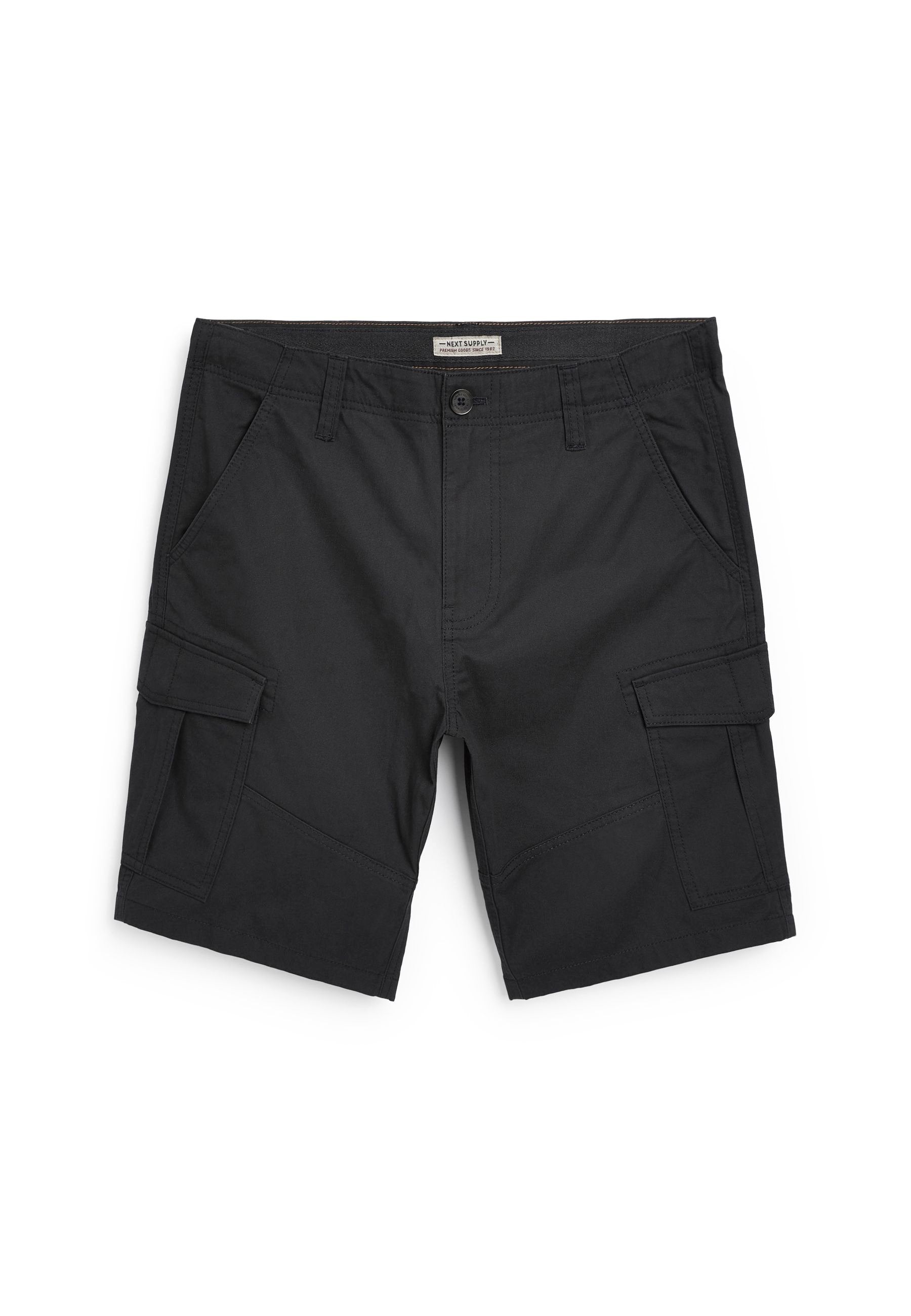 Schwarze Cargo-Shorts aus strapazierfähigem Stoff, mit mehreren Seitentaschen, gestickten Details, Knopfverschluss und klassischem Schnitt.