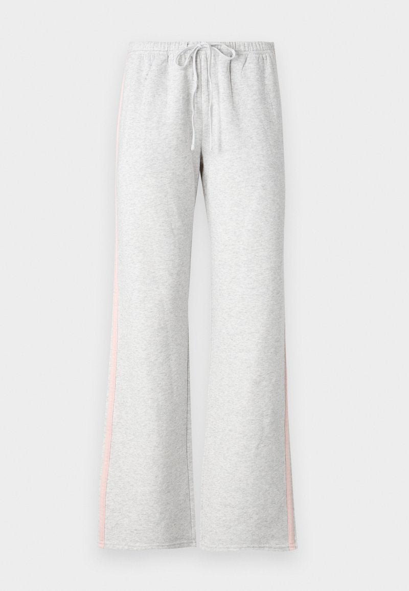 Graue Jogginghosen mit einem Zugbandbund, geradem Bein und einem hellrosa Streifen an der Seite. Hergestellt aus weichem, bequemem Stoff.