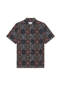 Kurzärmliges Hemd mit Knopfleiste in Schwarz, mit einem geometrischen, mehrfarbigen Muster, das rote, grüne, blaue und beige Akzente aufweist.