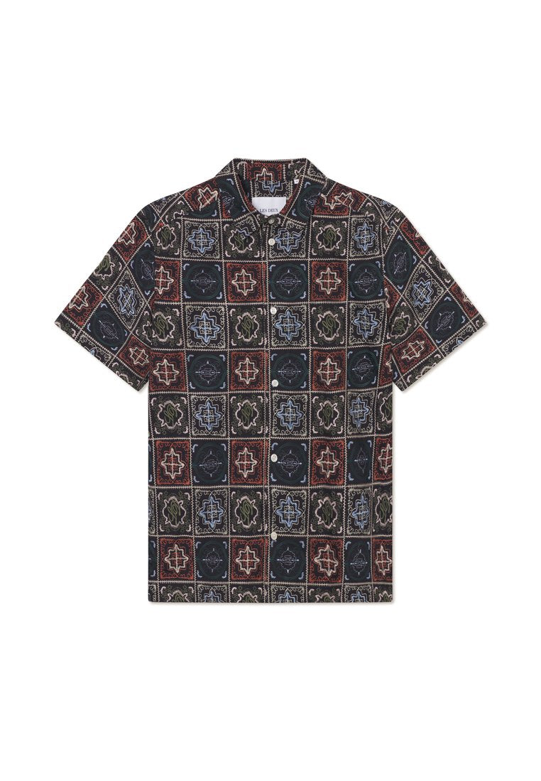 Kurzärmliges Hemd mit Knopfleiste in Schwarz, mit einem geometrischen, mehrfarbigen Muster, das rote, grüne, blaue und beige Akzente aufweist.