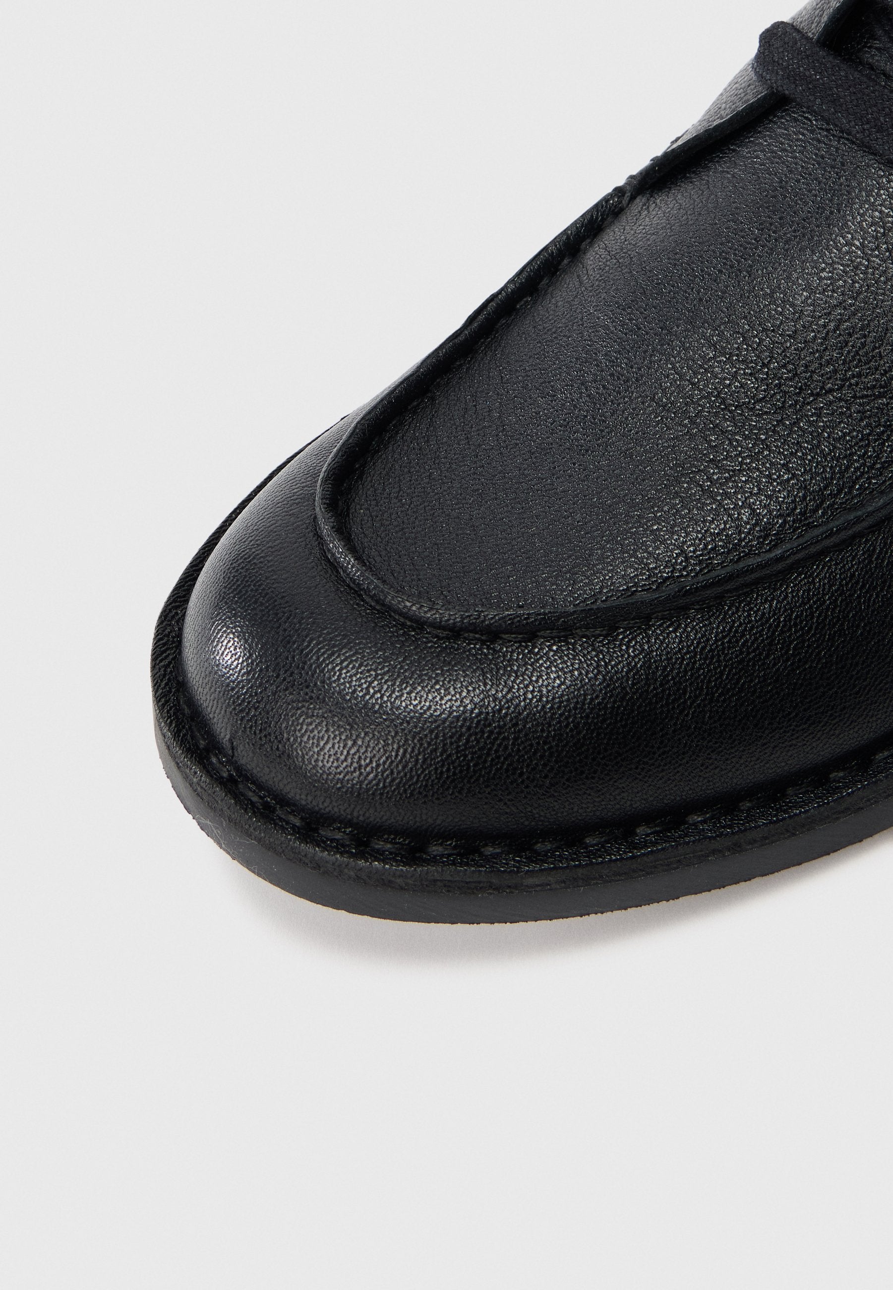 LEATHER TOPSTITCH LACE-UP CHUKKA BOOTS Media 5