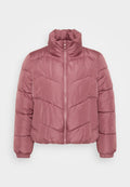 Kurze Steppjacke in einem sanften Rosaton, mit hohem Kragen, Reißverschluss vorne und genähtem Chevron-Muster. Mit elastischen Bündchen und seitlichen Taschen.