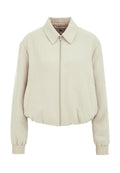 Beige kurz geschnittene Jacke mit Reißverschlussfront, flachem Kragen, zwei Seitentaschen und elastischen Bündchen. Glattes Material mit subtiler Farbreflexion.