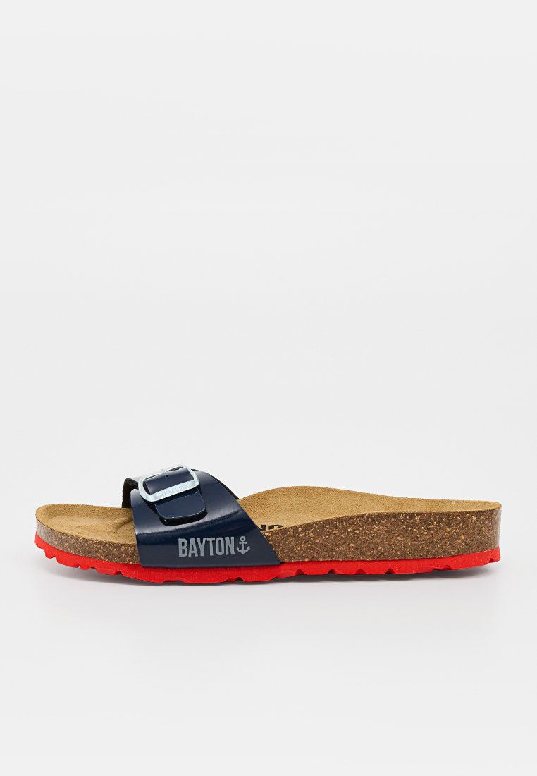 Einzelne marineblaue Slide-Sandale mit roter Sohle, Kork-Fußbett, verstellbarem Schnallenriemen und "BAYTON" Logo an der Seite.