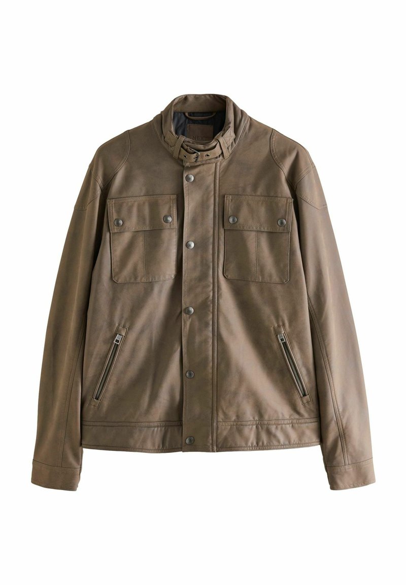 Braune Lederjacke mit hohem Kragen, Druckknöpfen, zwei Brusttaschen und seitlichen Reißverschlusstaschen; glatte Textur und taillierte Form.