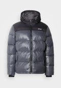 Graue Steppjacke mit einem schwarzen oberen Bereich, ausgestattet mit Kapuze, Frontreißverschluss, Seitentaschen und elastischen Bündchen. Glänzendes, leichtes Material.