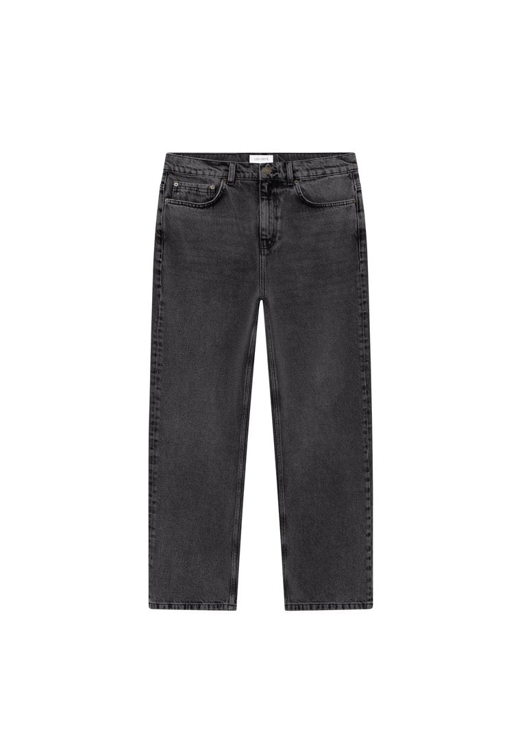 Schwarze Denim-Jeans im geraden Schnitt mit einem Knopfverschluss, fünf Taschen und dezenten Steppdetails. Der Stoff hat eine glatte, leicht abgenutzte Textur.