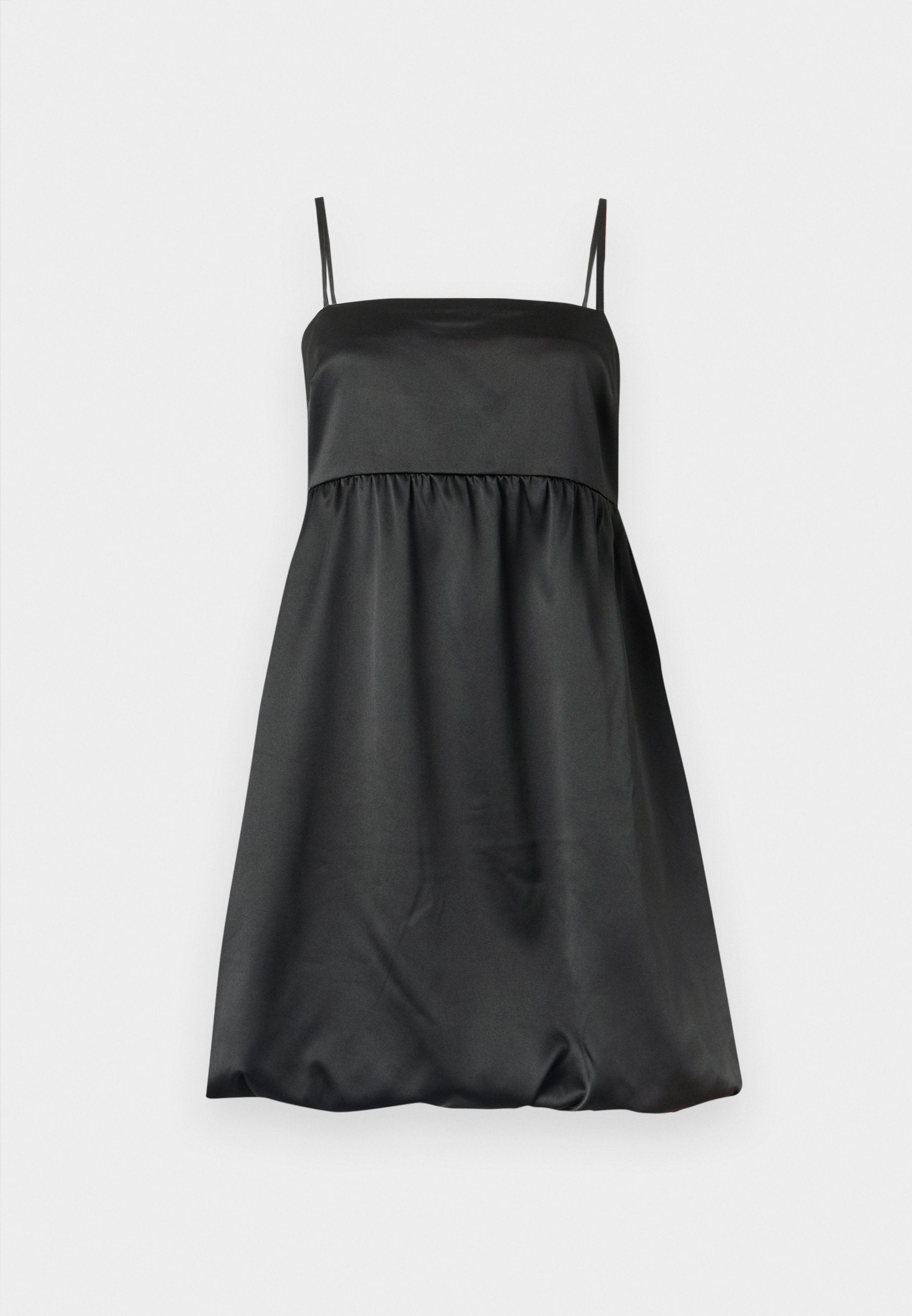 Schwarzes Satinkleid mit dünnen Trägern, einem eng anliegenden Oberteil und einem locker gesammelten Rock. Glatte Textur mit minimalistischem Design.