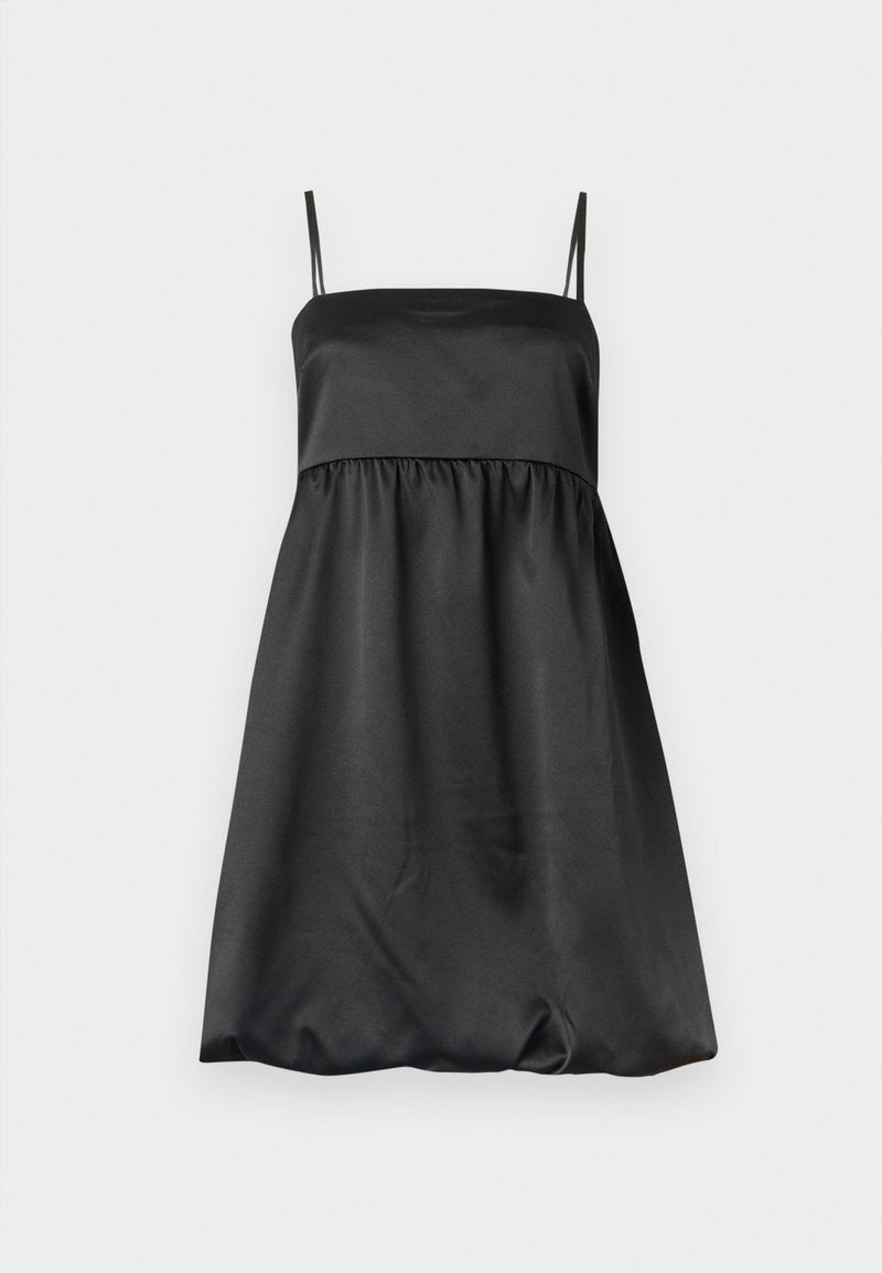 Schwarzes Satinkleid mit dünnen Trägern, einem eng anliegenden Oberteil und einem locker gesammelten Rock. Glatte Textur mit minimalistischem Design.