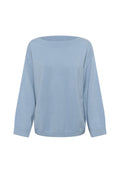 Helles blaues, übergroßes Sweatshirt mit weitem Ausschnitt, Dreiviertelärmeln, geripptem Gewebe und lockerer Passform. Weicher Strickstoff.