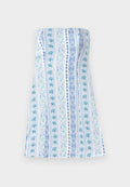 Trägerloses Kleid in Weiß mit vertikalen blauen und grünen Blumenstreifen, das eine glatte Textur und ein eng anliegendes Oberteil mit einem ausgestellten Rock bietet.