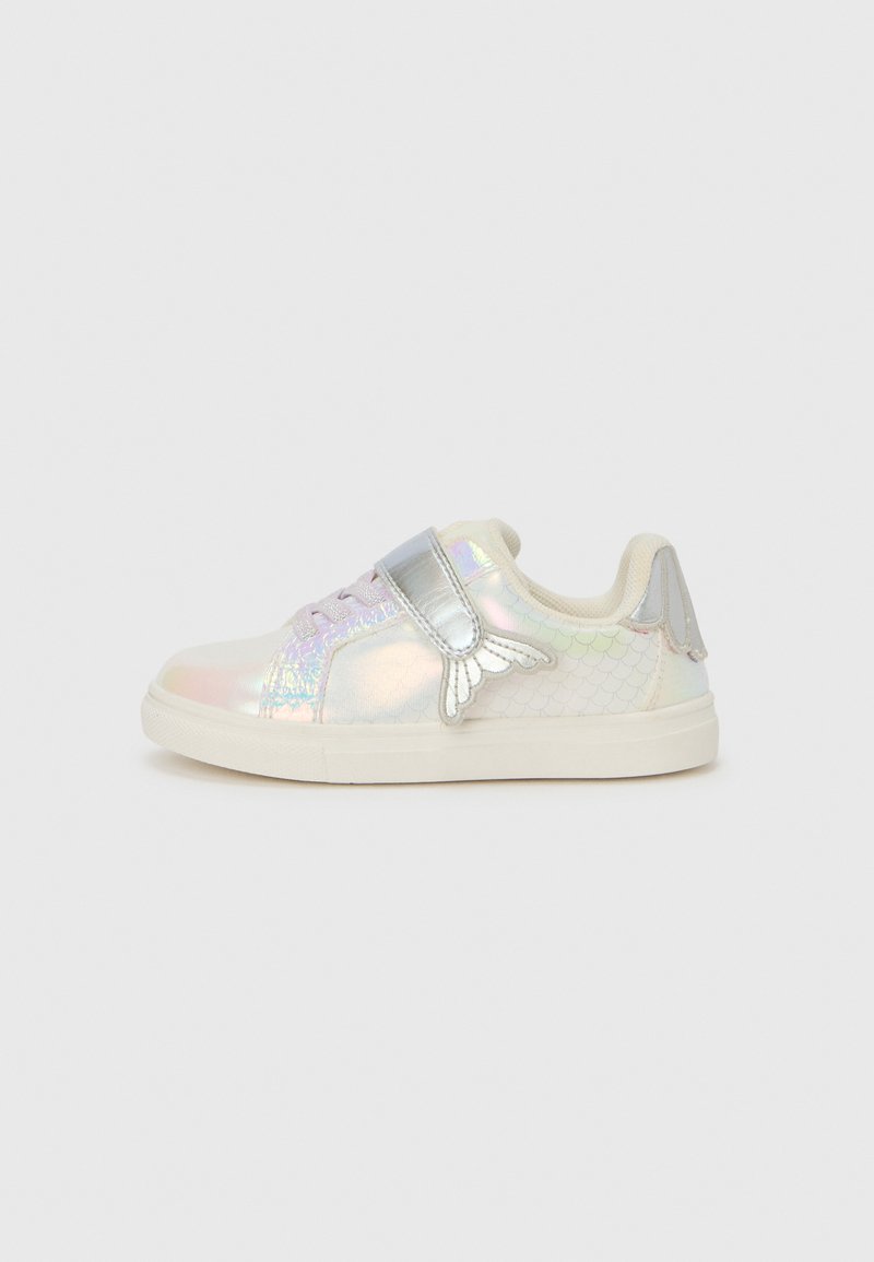 Weiße Sneakers mit irisierendem Obermaterial, das ein strukturiertes Fischschuppenmuster aufweist, einem silbernen Riemen und Flügelakzenten an den Seiten.