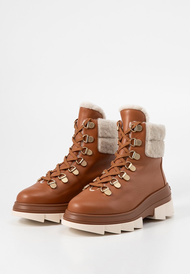 Stuart Weitzman NOHO