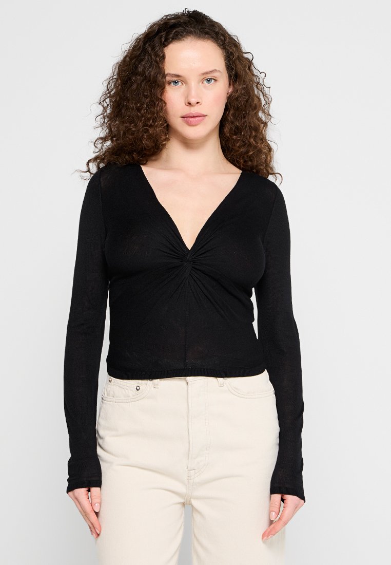 Schwarzes Langarmshirt mit tiefem V-Ausschnitt und verdrehtem Vorderteil. Hergestellt aus weichem, leichtem Material mit figurbetontem Schnitt.
