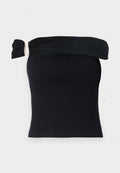 Schwarzes Off-Shoulder-Oberteil mit gerippter Textur, glattem Stoff und einem Metallakzent am verstellbaren Schulterriemen.