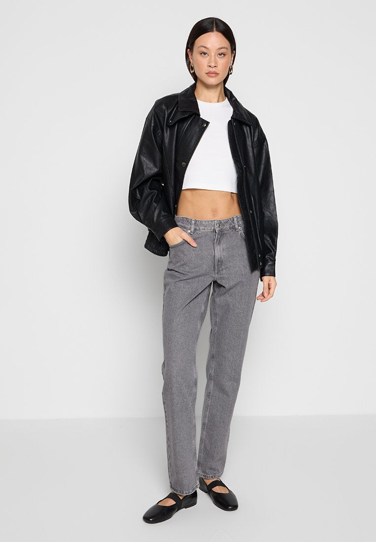 REGULAR FIT  Media 2