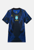 Blaues und schwarzes Brasilien-Soccer-Trikot mit gelbem Jordan-Logo und Brasilien-Wappen, darüber fünf Sterne.