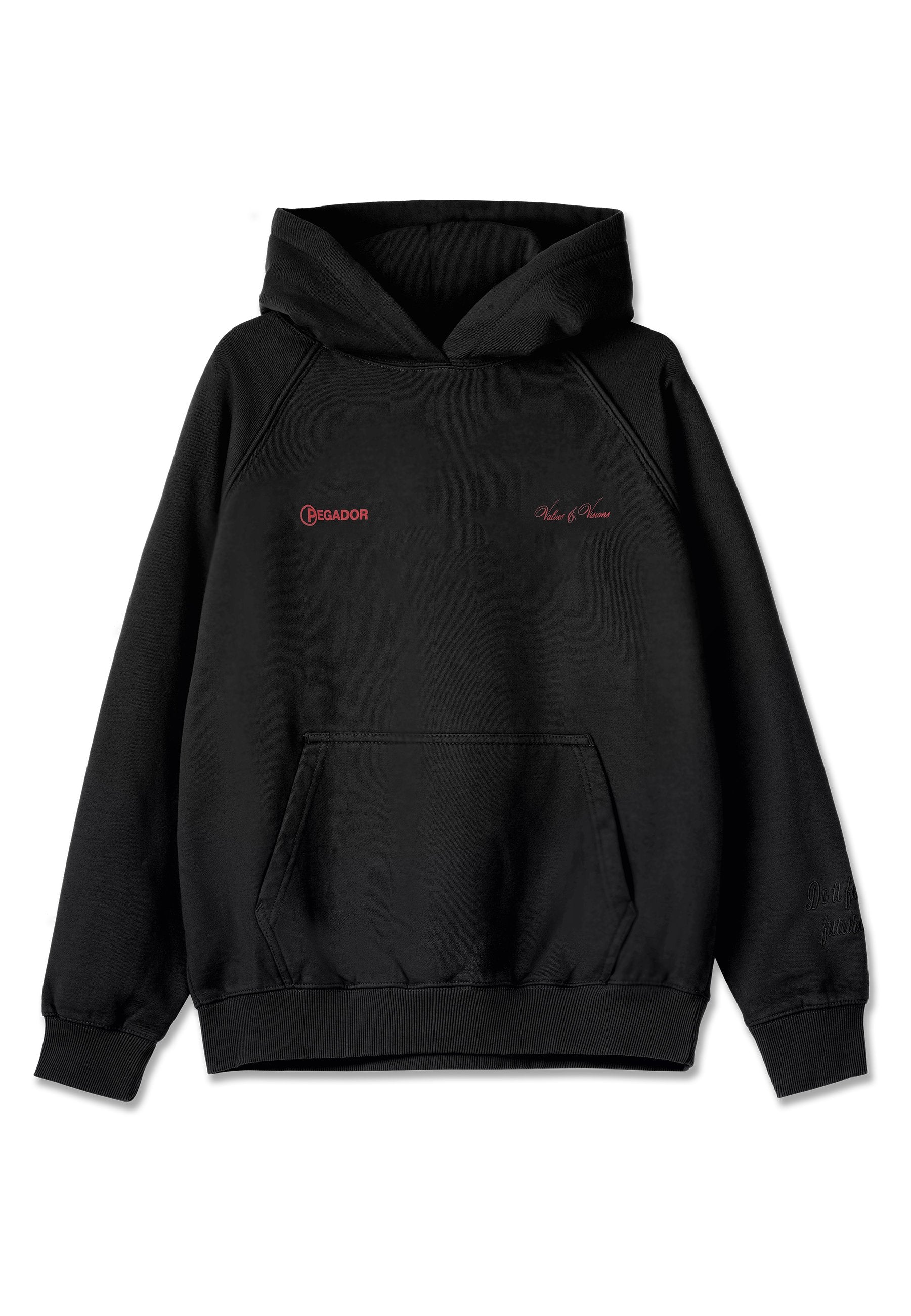 Schwarzer Kapuzenpullover mit vorderer Tasche, rotem Text "Pegador" und "Values & Visions" auf der Brust sowie dezentem Stickerei auf dem linken Ärmel.