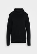 Schwarzer, gerippter Strickrollkragenpullover mit langen Ärmeln und überschnittenen Schultern, leicht länger geschnittener Rücken, vor einem schlichten weißen Hintergrund präsentiert.