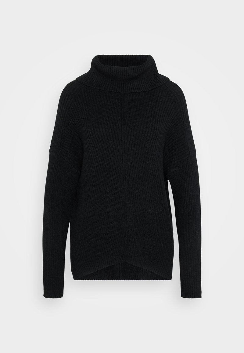 Schwarzer, gerippter Strickrollkragenpullover mit langen Ärmeln und überschnittenen Schultern, leicht länger geschnittener Rücken, vor einem schlichten weißen Hintergrund präsentiert.