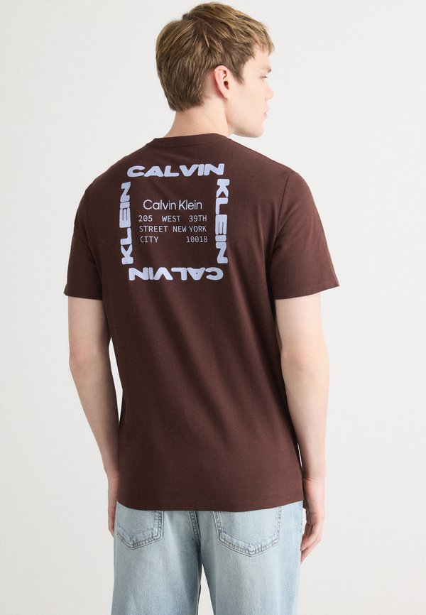 Calvin Klein Jeans 30S BOX GRAPHIC  - Print T-shirt - rich brown