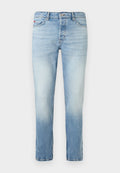 Hellblaue Slim-Fit-Jeans mit verwaschenem Look, vorne Knopf- und Reißverschluss und Fünf-Taschen-Stil.