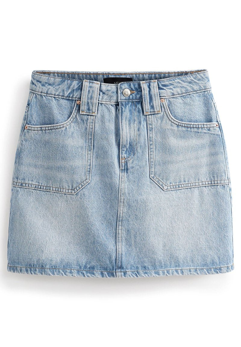 Hellblauer Jeans-Minikleid mit einem Fünf-Taschen-Design, Gürtelschlaufen und einem genähten Saum. Verfügt über einen Knopf- und Reißverschlussverschluss an der Vorderseite.