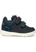 Dunkelblaue Sneaker mit Klettverschlüssen, wasserdichtem Material, Wildleder-Akzenten und einer weißen Gummisohle. Verfügt über ein rotes Tab an der Ferse.