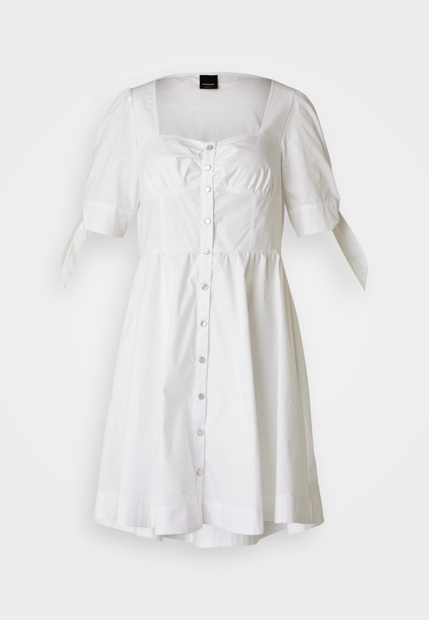 Weißes Baumwollkleid mit kurzen Puffärmeln, quadratischem Ausschnitt, funktionalen Vorderknöpfen und Bindebändern an den Ärmeln. Glockenrock-Design.