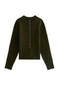 Dunkelgrüner gestrickter Cardigan mit langen Ärmeln, rundem Halsausschnitt und einer Knopfleiste mit metallischen Knopfakzenten. Weiche Textur.