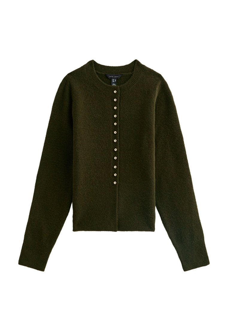 Dunkelgrüner gestrickter Cardigan mit langen Ärmeln, rundem Halsausschnitt und einer Knopfleiste mit metallischen Knopfakzenten. Weiche Textur.