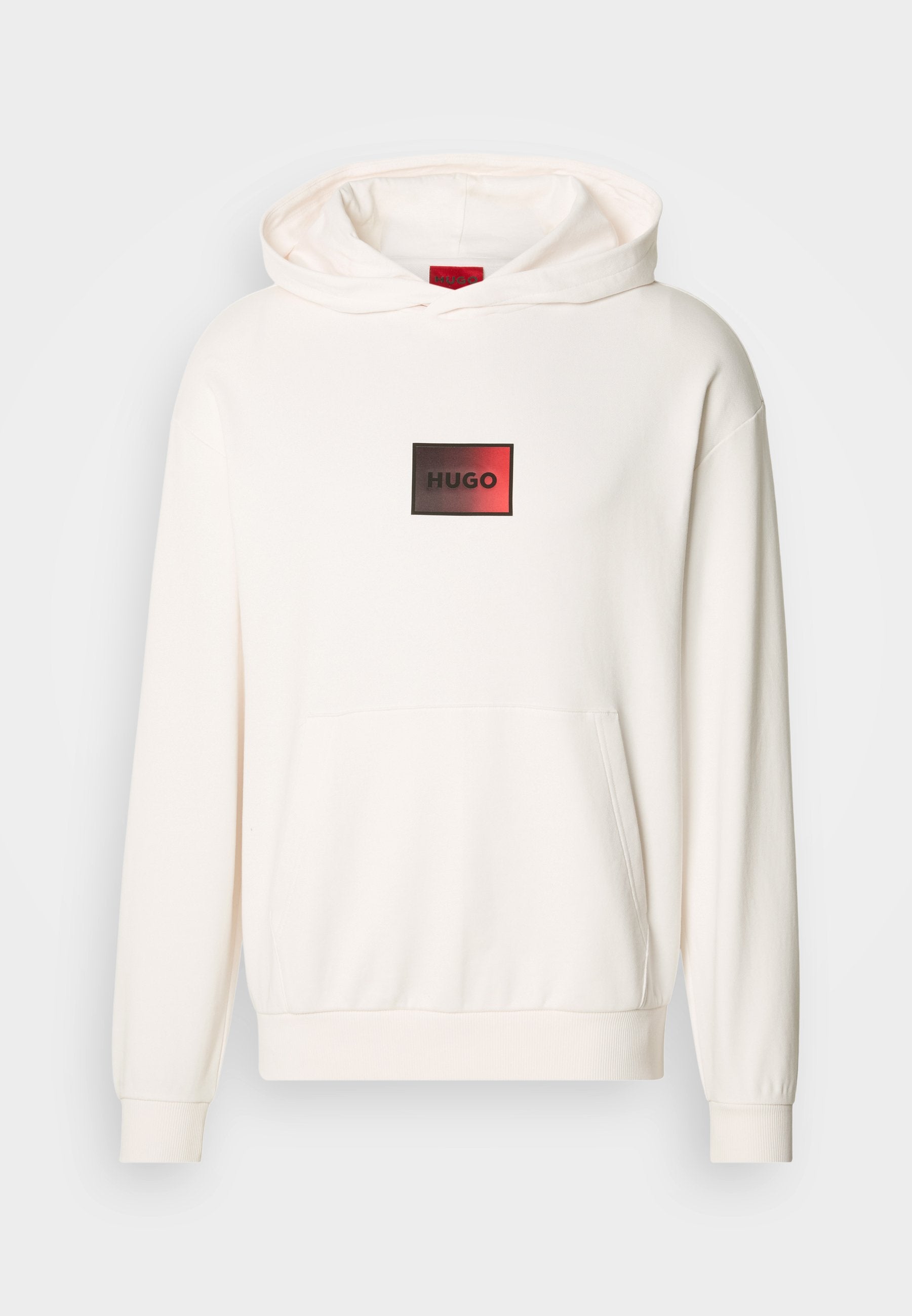Weißer Kapuzenpullover mit einer vorderen Kängurutasche, ausgestattet mit einem rechteckigen schwarzen Etikett, auf dem "HUGO" in roter Schrift mittig auf der Brust abgebildet ist. Weicher Stoff.