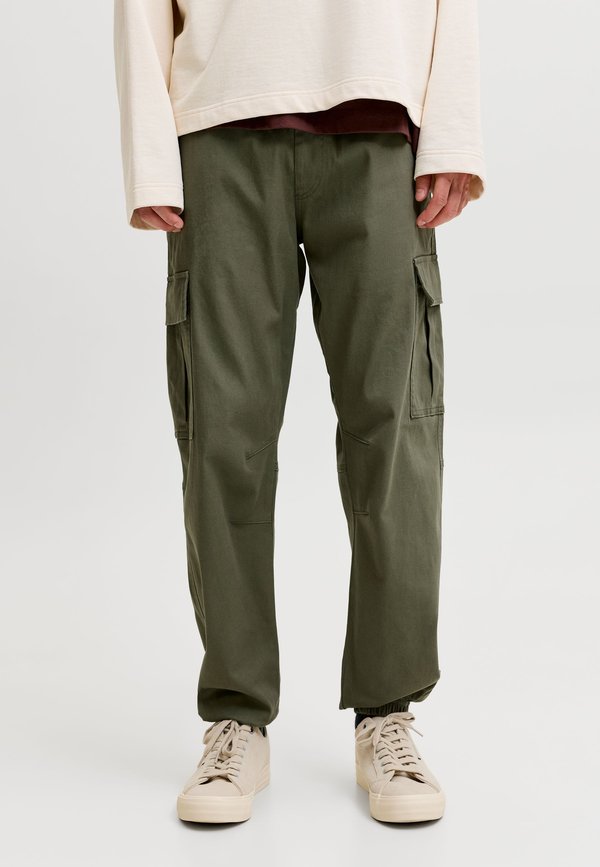 Jack & Jones RELAXED FIT TROUSERS RELAXED FIT RELAXED FIT TROUSERS - Cargo trousers - olive night